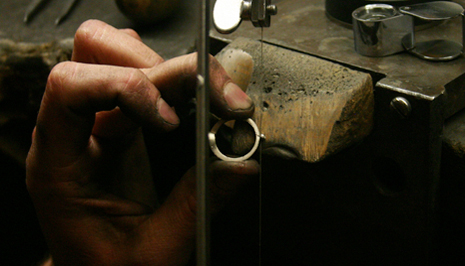 Cutting away the feeding sprue